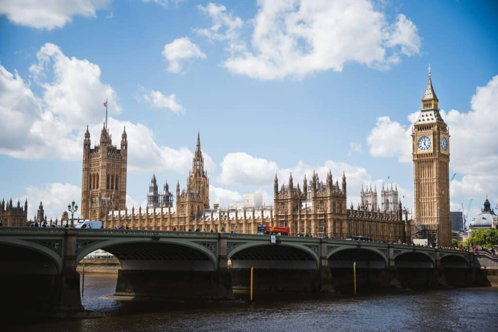 Big Ben és a Westminster-palota a Temze túlpartjáról