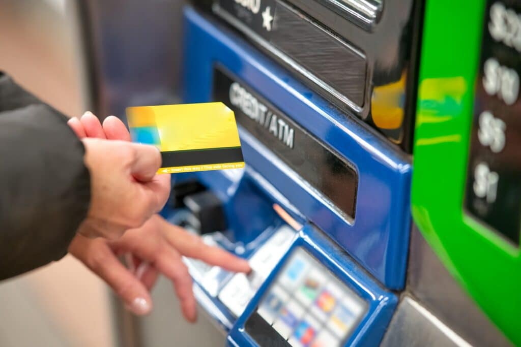 Külföldi ATM előtt álló turista