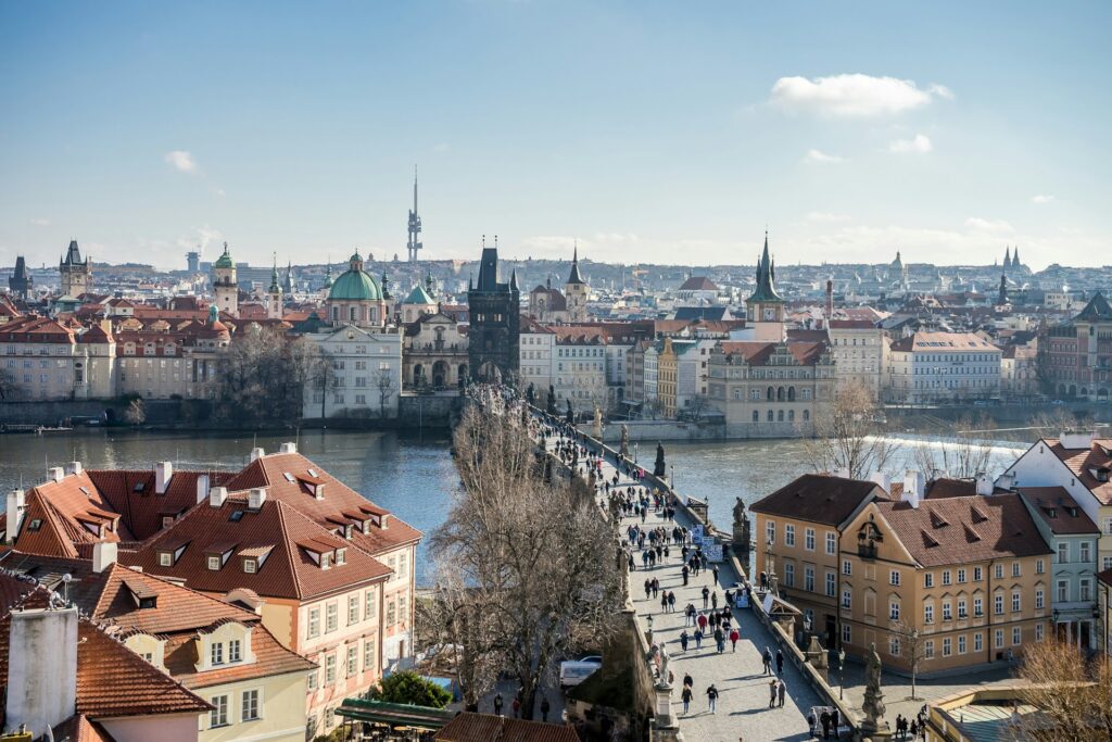 Letná parkból nyíló panoráma a Moldva hídjaira és az Óvárosra