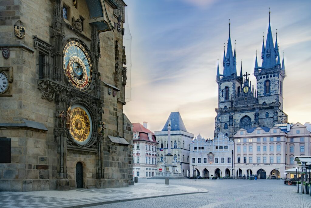 Pràga - Óváros, a Týn-templommal és az Orlojjal