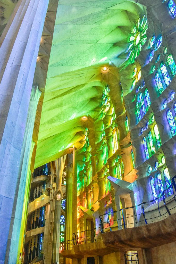 Sagrada Família belső tere színes üvegablakokkal