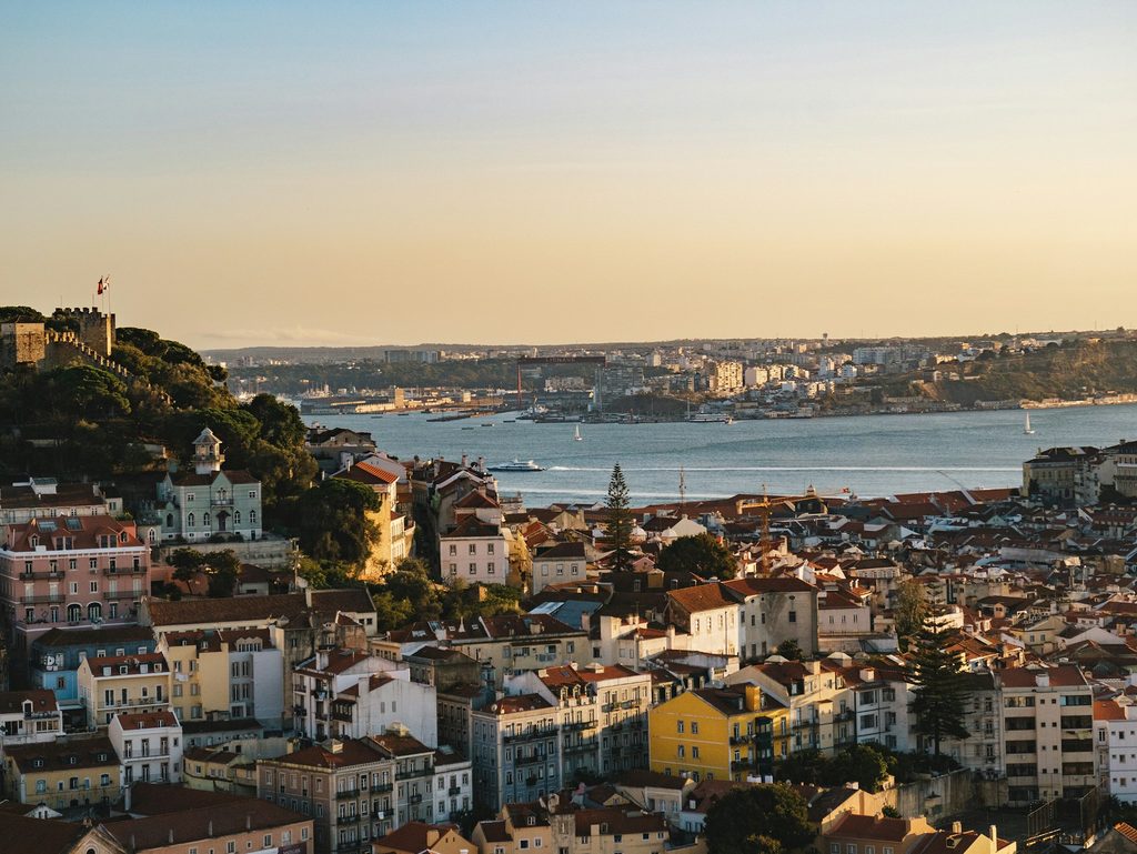 lisszaboni panoráma vörös háztetőkkel és a Tejo folyóval
